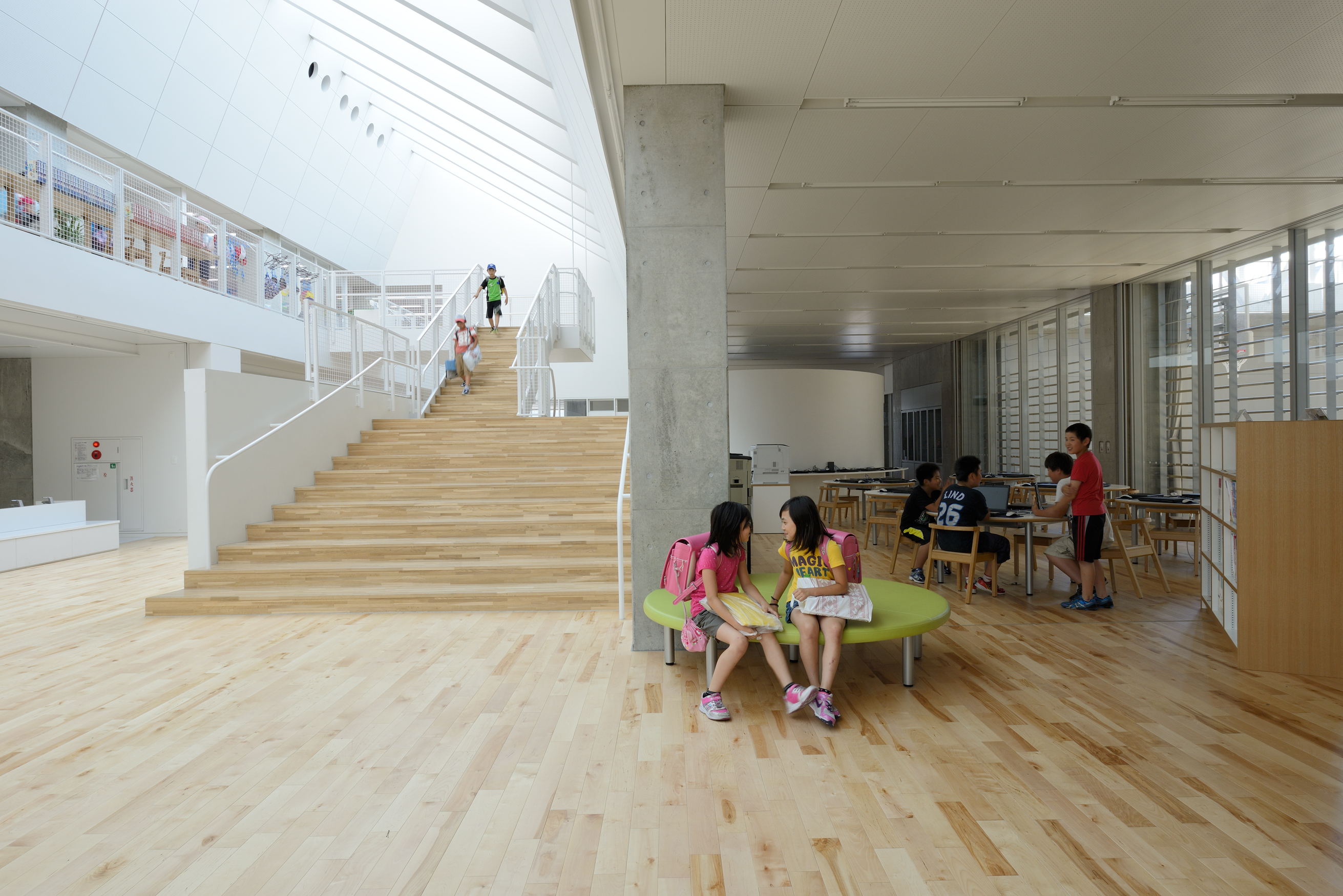 沼田小学校 - 開放的な学習空間と木製階段